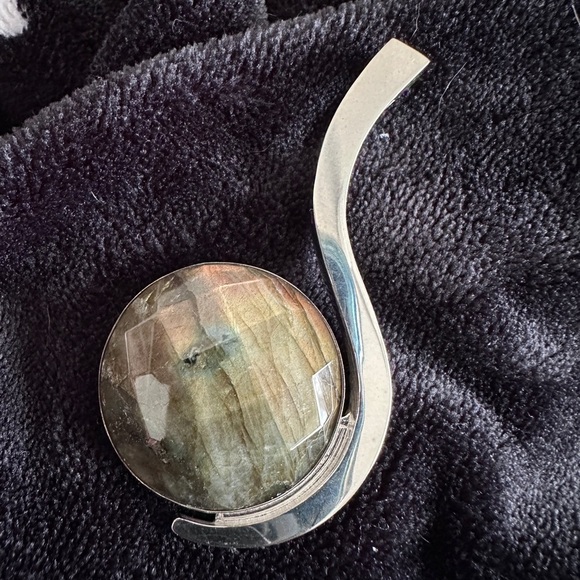 Modern Labradorite Pendant set in Sterling Silver by Jay King - Picture 4 of 9